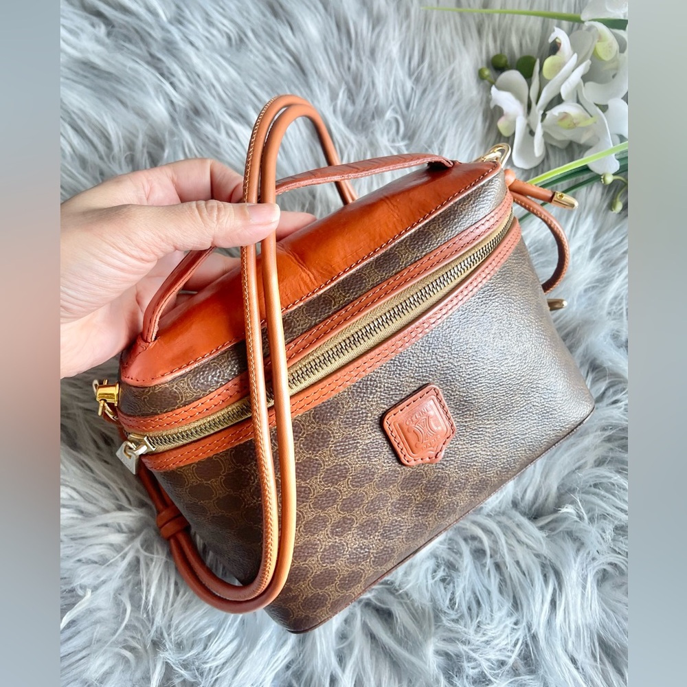 Authentic Celine vintage vanity bag ( KLV09)